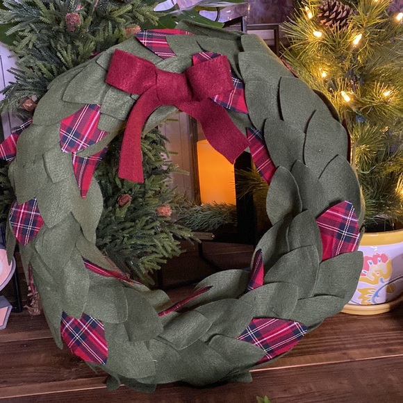 Pottery Barn Kids Whimsical and Festive Plaid Felt Wreath Decor - Picture 2 of 14